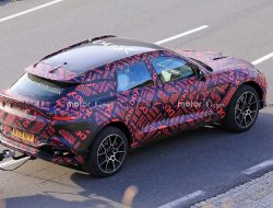 Aston Martin вывел на тесты особый кроссовер DBX