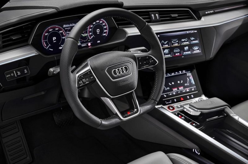 Audi назвала рублевые цены «заряженных» электрокаров e-tron S