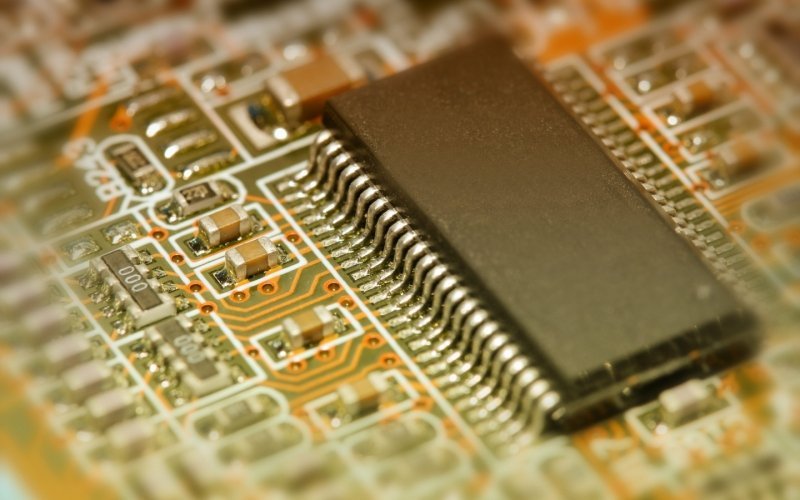 
            На черном рынке в Китае начали продавать микрочипы. Цены — в 300 раз выше
        