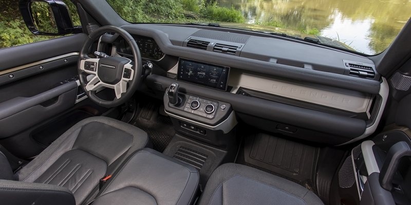 
            Бадди-муви. Тест-драйв Defender и Jeep Wrangler на танковом полигоне
        