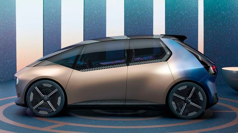 
            BMW показала электрокар из вторсырья. Фото
        