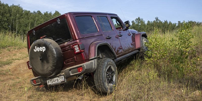 
            Бадди-муви. Тест-драйв Defender и Jeep Wrangler на танковом полигоне
        
