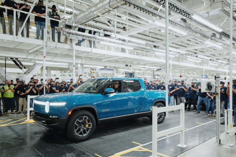 
            Конкурента Tesla Cybertruck отправили на конвейер. До «сотки» — 3 секунды
        