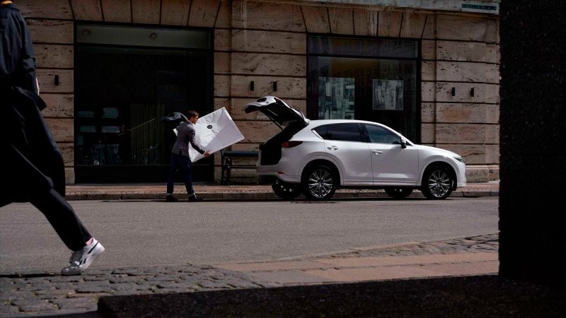 
            Mazda представила обновленный кроссовер CX-5
        