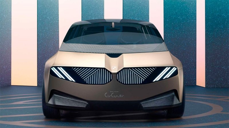 
            BMW показала электрокар из вторсырья. Фото
        