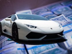 Блогер решил заплатить за Lamborghini купюрами в 1 доллар. Вот, что из этого вышло