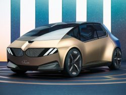 BMW показала электрокар, полностью сделанный из вторсырья