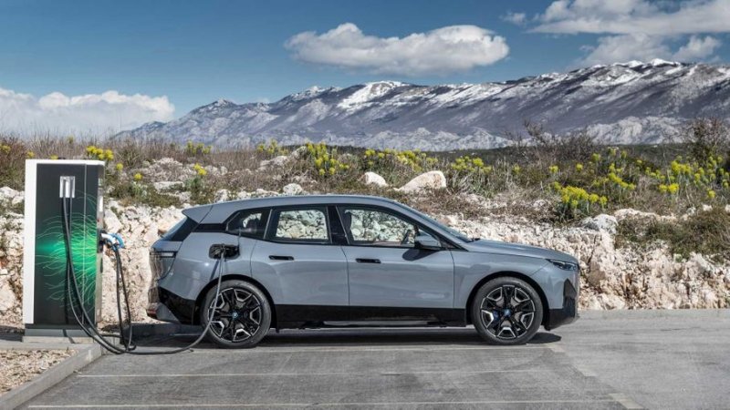 BMW считает, что электрокарам достаточно запаса хода в 600 километров