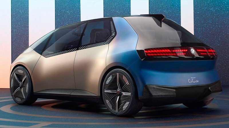 
            BMW показала электрокар из вторсырья. Фото
        