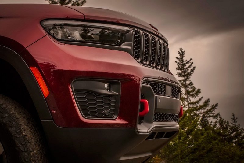 
            Jeep представил новый Grand Cherokee. Внедорожник привезут в Россию
        