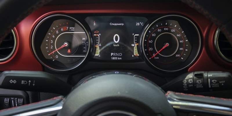 
            Бадди-муви. Тест-драйв Defender и Jeep Wrangler на танковом полигоне
        