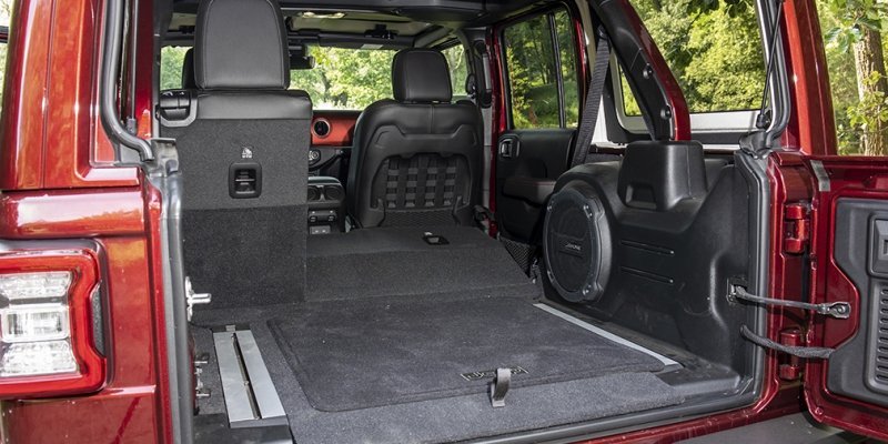 
            Бадди-муви. Тест-драйв Defender и Jeep Wrangler на танковом полигоне
        