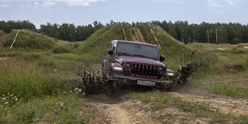 
            Бадди-муви. Тест-драйв Defender и Jeep Wrangler на танковом полигоне
        