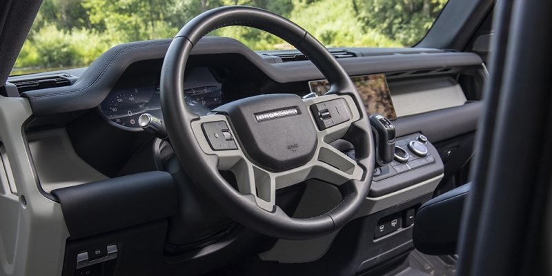 
            Бадди-муви. Тест-драйв Defender и Jeep Wrangler на танковом полигоне
        