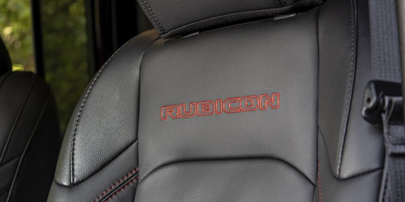 
            Бадди-муви. Тест-драйв Defender и Jeep Wrangler на танковом полигоне
        