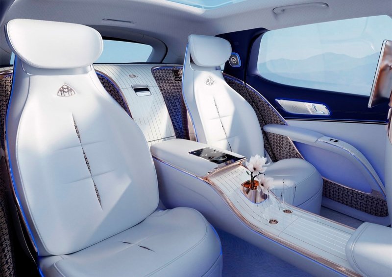 
            Mercedes показал новый большой кроссовер Maybach
        