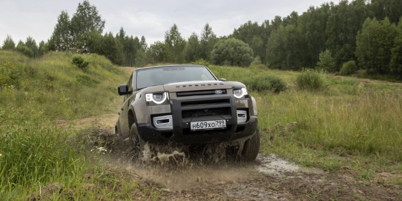 
            Бадди-муви. Тест-драйв Defender и Jeep Wrangler на танковом полигоне
        