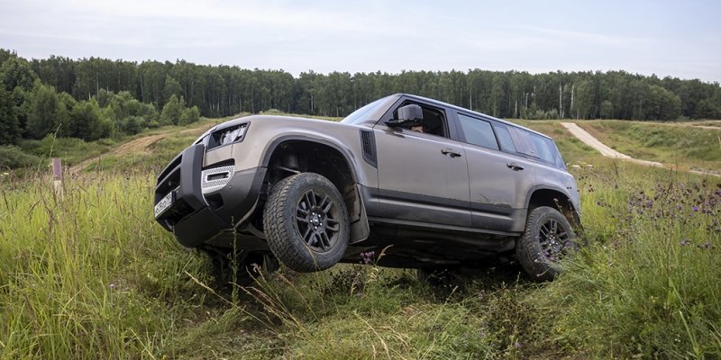 
            Бадди-муви. Тест-драйв Defender и Jeep Wrangler на танковом полигоне
        
