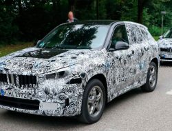 Компактный кроссовер BMW X1 нового поколения заметили на тестах. Фото