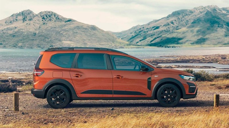 
            Dacia представила семиместный кроссвэн Jogger
        