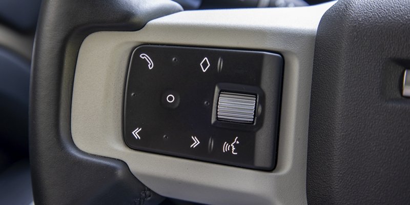
            Бадди-муви. Тест-драйв Defender и Jeep Wrangler на танковом полигоне
        