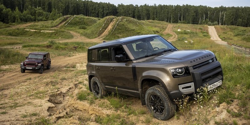 
            Бадди-муви. Тест-драйв Defender и Jeep Wrangler на танковом полигоне
        