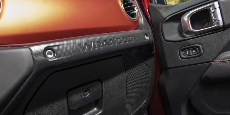 
            Бадди-муви. Тест-драйв Defender и Jeep Wrangler на танковом полигоне
        