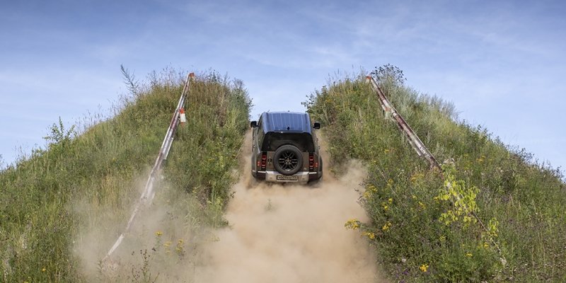 
            Бадди-муви. Тест-драйв Defender и Jeep Wrangler на танковом полигоне
        