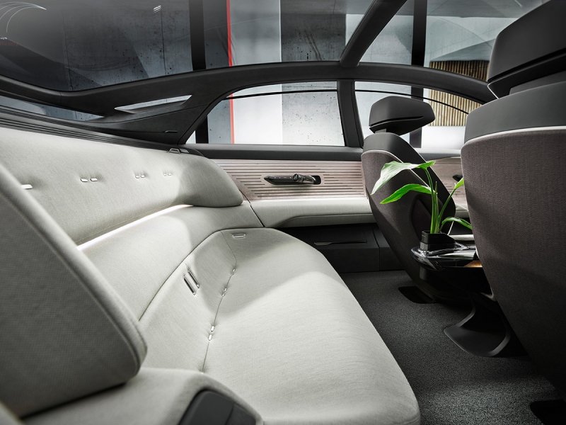 
            Audi показала Grandsphere с распашными дверьми. А еще он больше A8
        