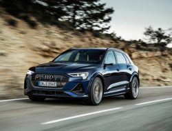 Audi назвала российские цены на «заряженные» электрокроссоверы