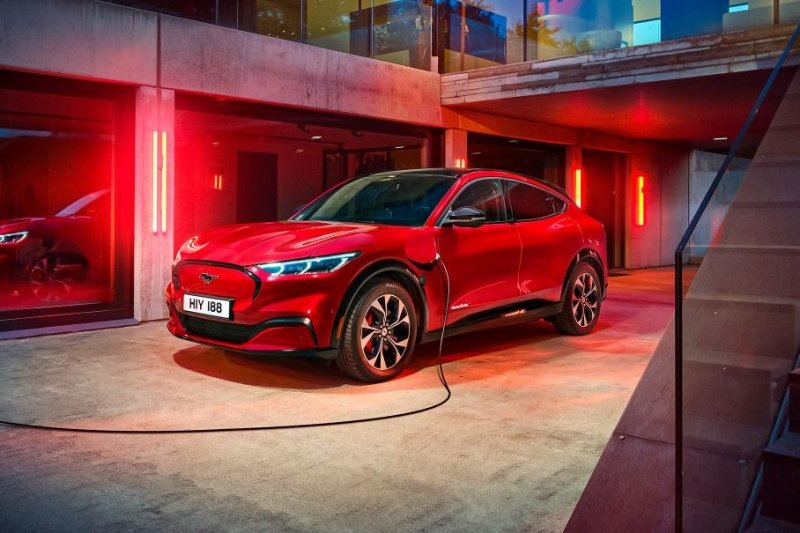 Ford отзывает электрокроссоверы Mustang Mach‑E. У них на ходу выпадают лобовые стекла и панорамные люки