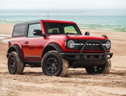 Ford предложил своим дилерам покупать клиентам выпивку за долгое ожидание  Bronco