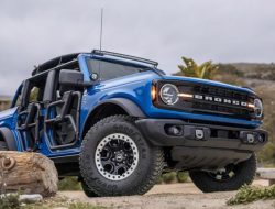 Ford рассказал, сколько покупателей Bronco выбирают «механику»