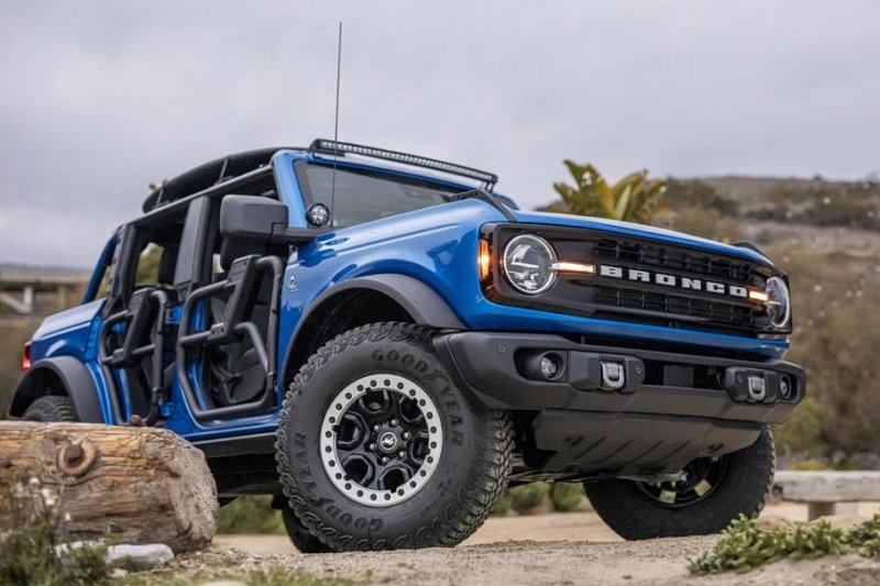 Ford рассказал, сколько покупателей Bronco выбирают «механику»