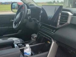 Интерьер новой Toyota Tundra удивил гигантским тачскрином и россыпью кнопок