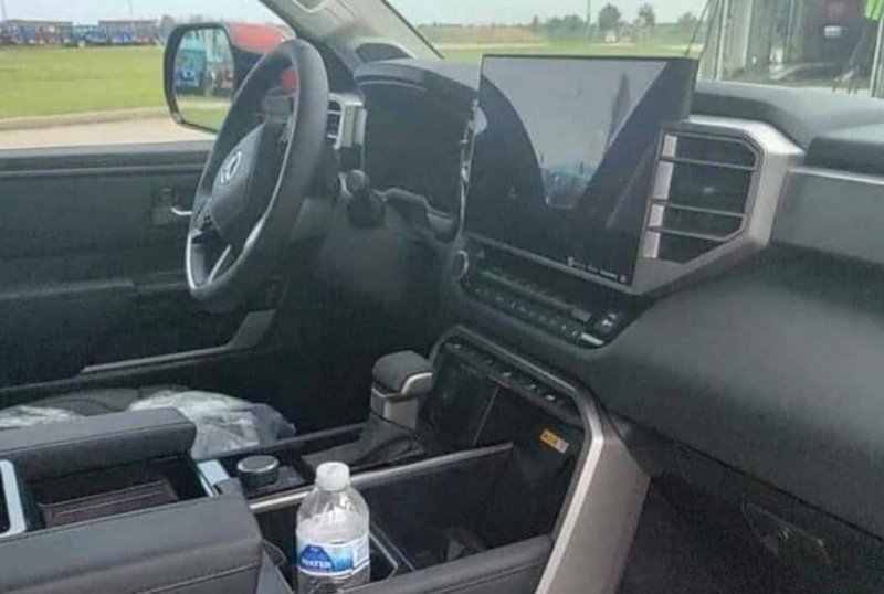 Интерьер новой Toyota Tundra удивил гигантским тачскрином и россыпью кнопок