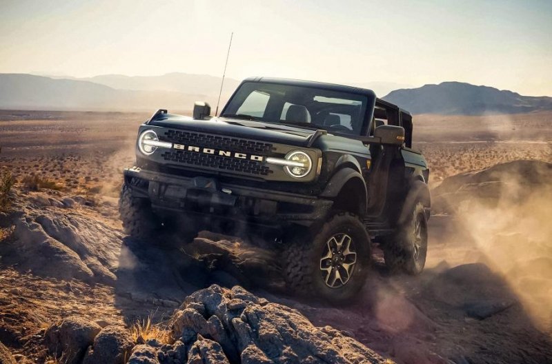 Клиенту Ford привезли разбитый Bronco после месяцев ожидания. Теперь ему ждать еще год
