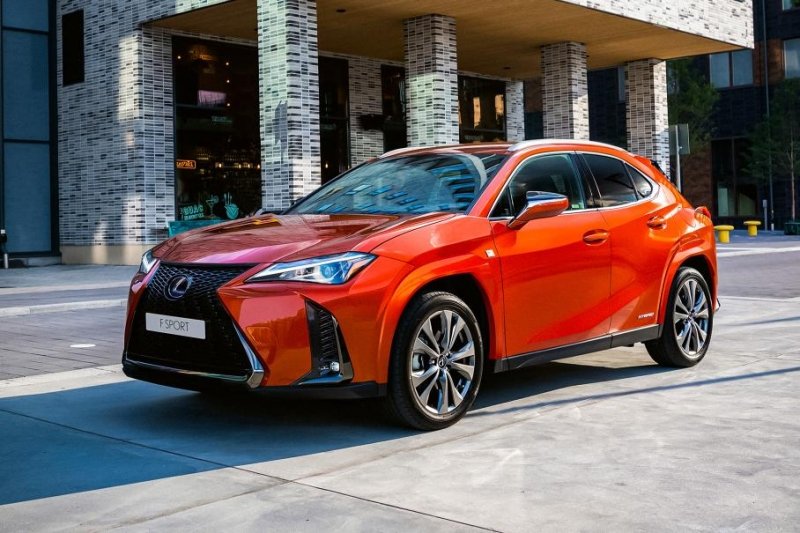 Lexus улучшил кроссовер UX для России