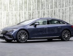 Mercedes-Benz привезет в Россию два электрокара
