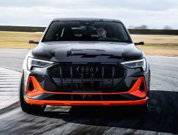 Названы российские цены на спортивный кроссовер Audi