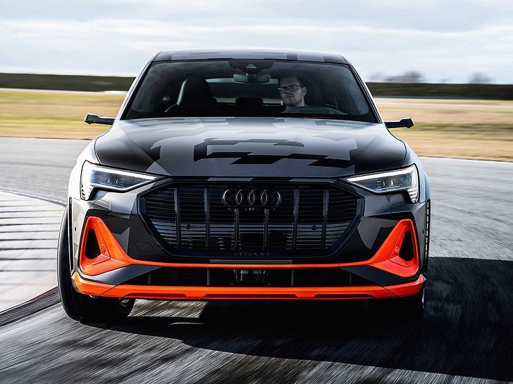 Названы российские цены на спортивный кроссовер Audi