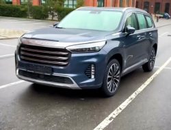 Новинку Exeed VX с белоснежным салоном впервые сняли на видео в Москве