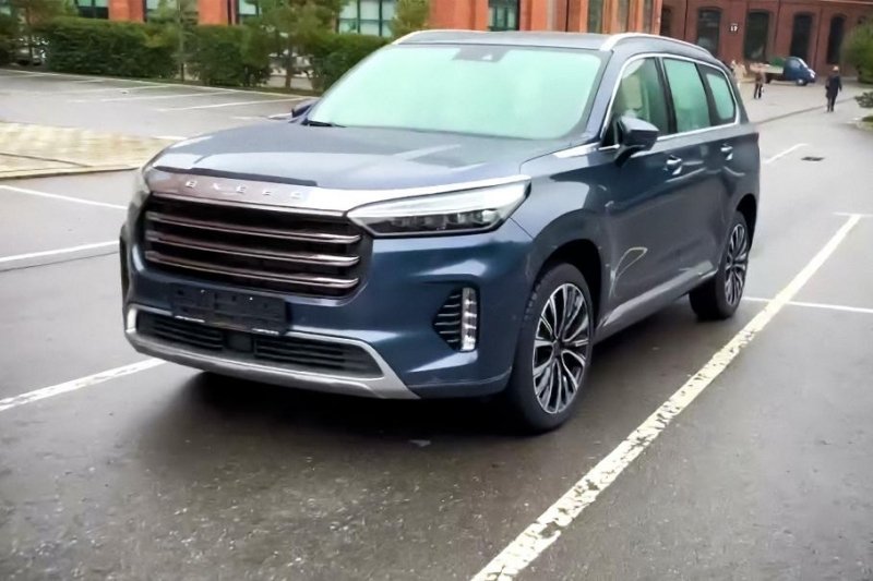 Новинку Exeed VX с белоснежным салоном впервые сняли на видео в Москве