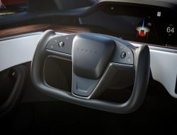 Новые Tesla могут признать опасными. Всё из-за руля