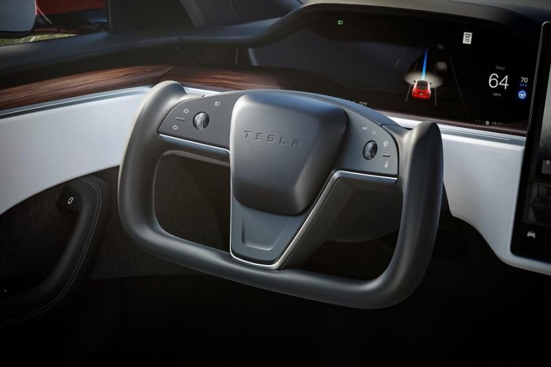 Новые Tesla могут признать опасными. Всё из-за руля
