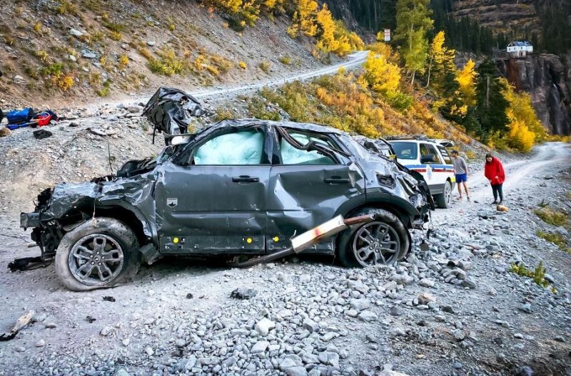 Посмотрите, что стало с  Ford Bronco, который сорвался с горы в 120-метровую пропасть