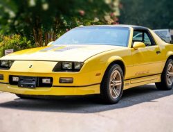 Посмотрите на 34-летний Chevrolet Camaro, который стоит в два раза больше нового