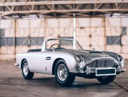 Посмотрите на детский Aston Martin DB5 с «пушками» в фарах и дым-машиной
