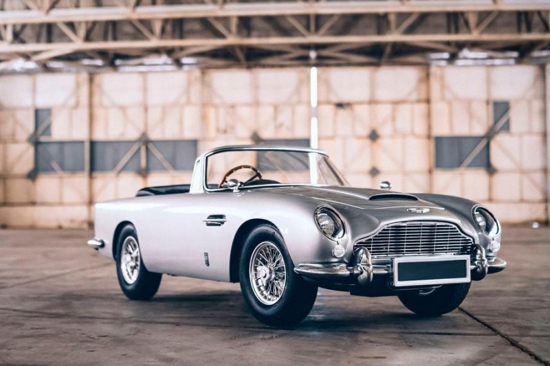 Посмотрите на детский Aston Martin DB5 с «пушками» в фарах и дым-машиной