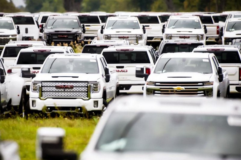 Посмотрите на «кладбище» новых внедорожников General Motors. Их бросил гнить в поле сам производитель